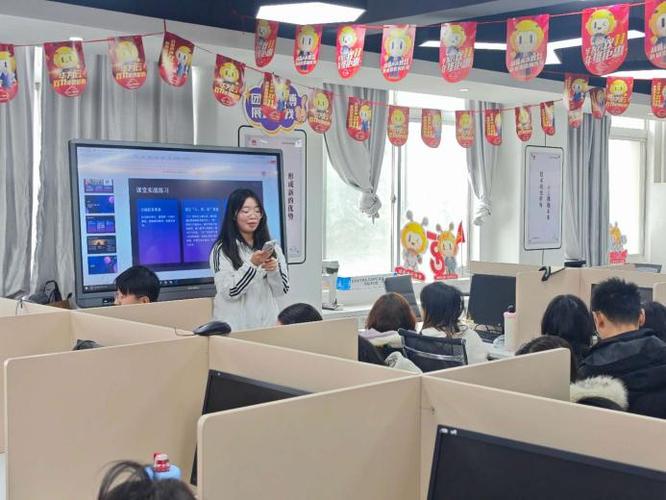 建立"创新创业园实践中心"暨"智慧财经会计工厂"